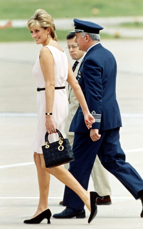 Thiết kế túi xách Lady Dior trở thành phụ kiện yêu thích của Công nương Diana sau chuyến công du năm 1995. (Ảnh: Telegraph UK)