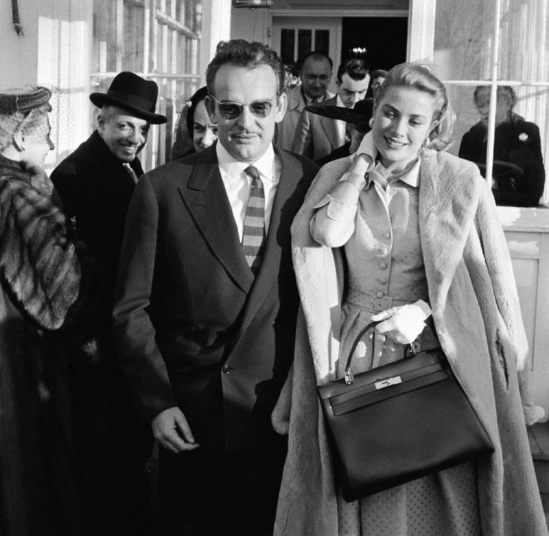 Chiếc túi Sac à dépêches trở thành hiện tượng sau khi xuất hiện cùng Grace Kelly vào năm 1956. (Ảnh: Grazia)