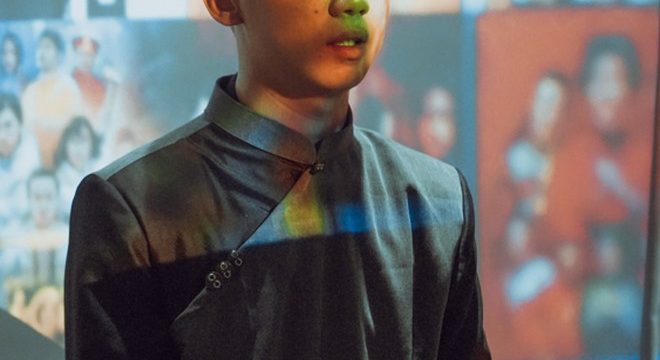 Công Quỳnh xúc động trong buổi triển lãm cá nhân