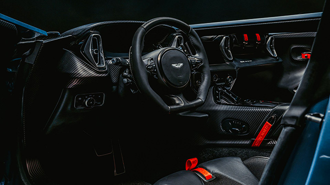 Aston Martin V12 Speedster sử dụng hệ thống giảm chấn thích ứng với ba chế độ lái.