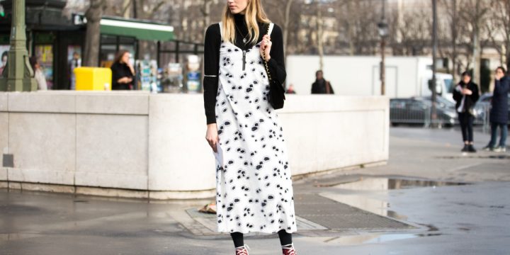 Bí kíp phối đồ sành điệu cùng áo cổ lọ và váy slip dress