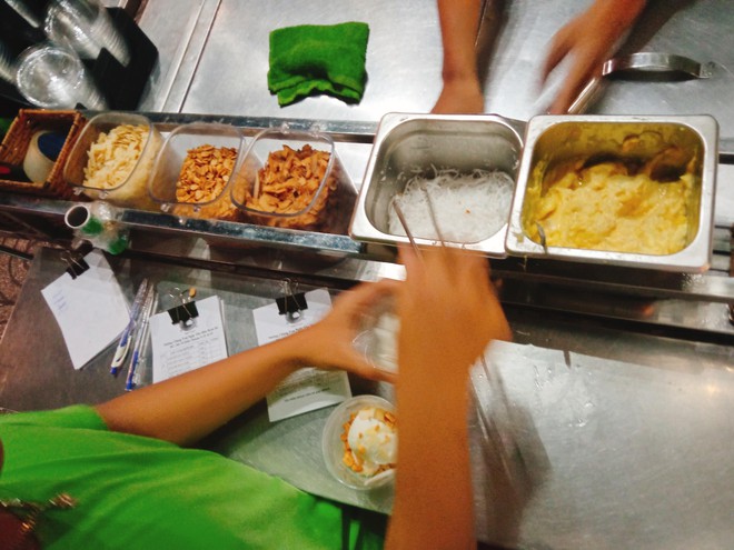 Kem bơ, bánh tráng nướng là những món ăn quen thuộc khi đến Đà Lạt đã hiện diện tại TP.HCM