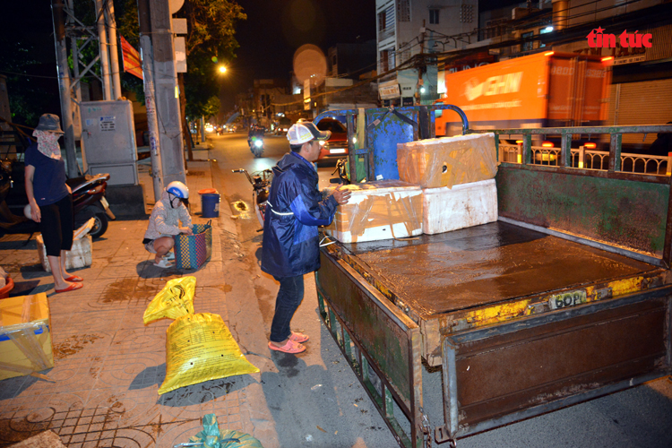Những thùng xốp đựng cua được chở đến chợ trên đường Cách Mạng Tháng 8.