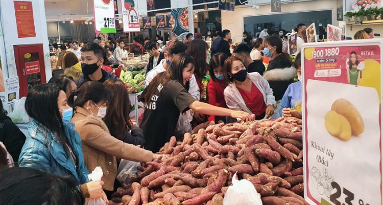 Cơn sốt mua hàng về đêm tại các siêu thị Hà Nội