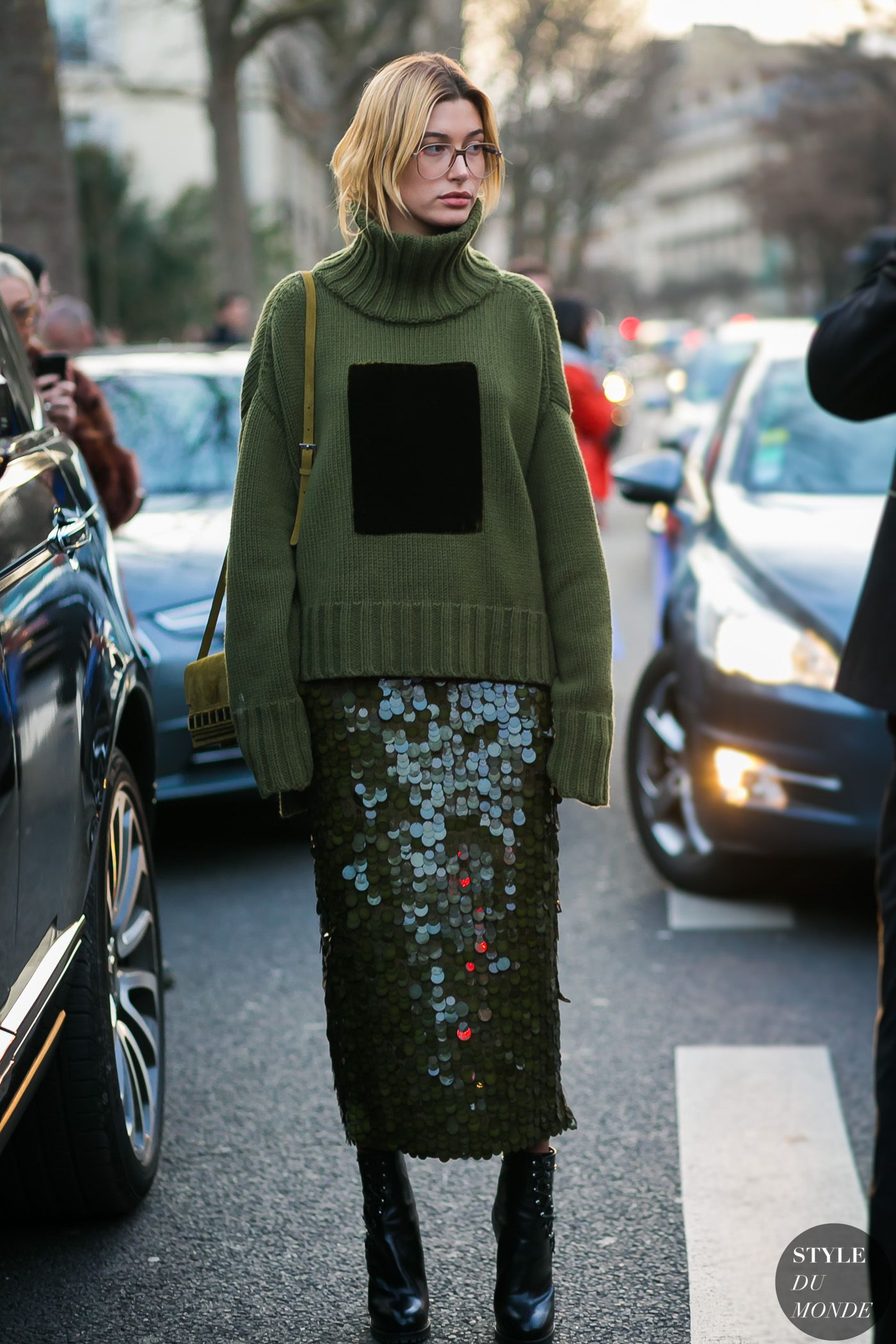 Hailey Baldwin diện áo sweater xanh olive và váy đính sequin cùng màu. (Ảnh: Styledumonde)