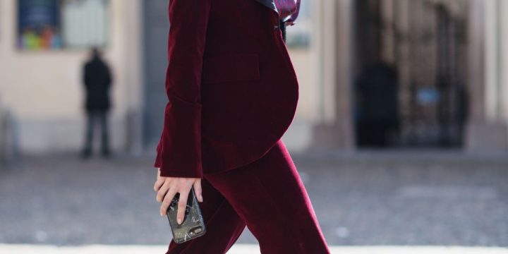 Diện màu đỏ burgundy quyến rũ cho trang phục dự tiệc