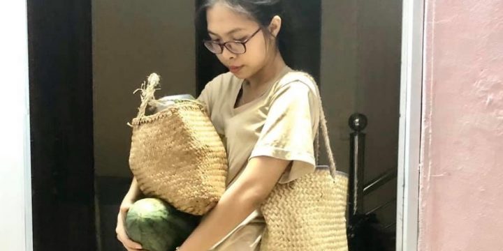 Dù đi chơi hay đi chợ, túi xách của Dung cũng là những chiếc làn từ cỏ bàng