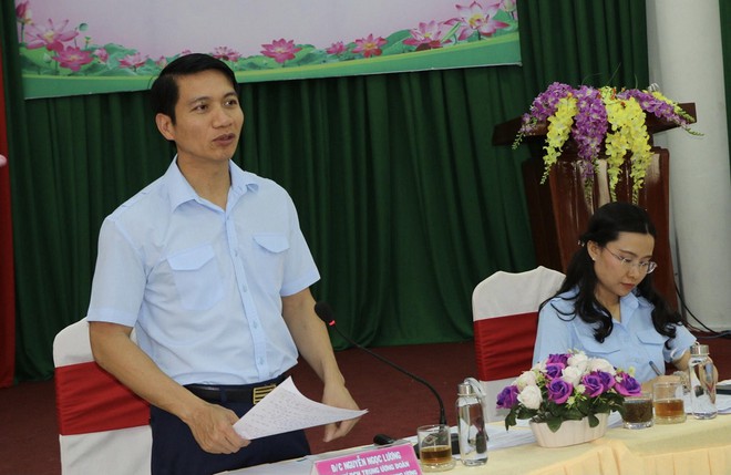 Chị Trần Thu Hà - Phó bí thư Thành Đoàn, Chủ tịch Hội đồng Đội TP.HCM (phải) thông tin nhiều vấn đề liên quan về nâng cao chất lượng phong trào thiếu nhi tại hội nghị
