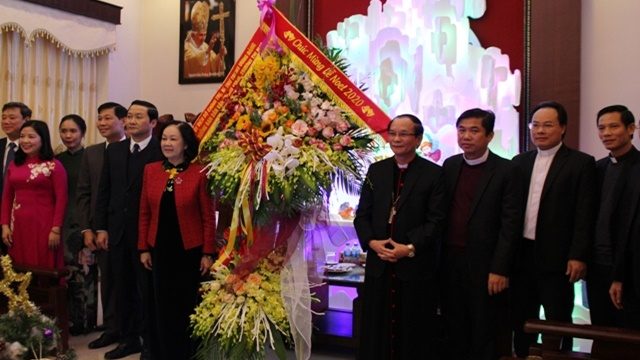 Đồng chí Trương Thị Mai tặng hoa, chúc Giáng sinh