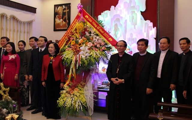 Đồng chí Trương Thị Mai tặng hoa, chúc Giáng sinh