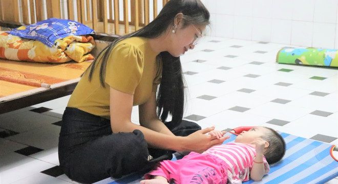 Người đẹp nhân ái Đặng Vân Ly đã đến thăm và tặng quà cho trẻ mồ côi khuyết tật tại Trung Tâm Nhân Đạo Quê hương