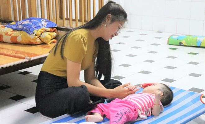 Người đẹp nhân ái Đặng Vân Ly đã đến thăm và tặng quà cho trẻ mồ côi khuyết tật tại Trung Tâm Nhân Đạo Quê hương