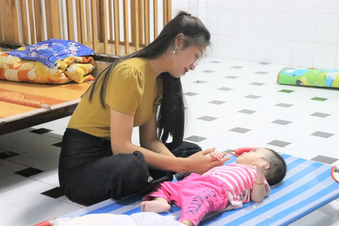 Người đẹp nhân ái Đặng Vân Ly tặng quà Giáng sinh cho trẻ mồ côi