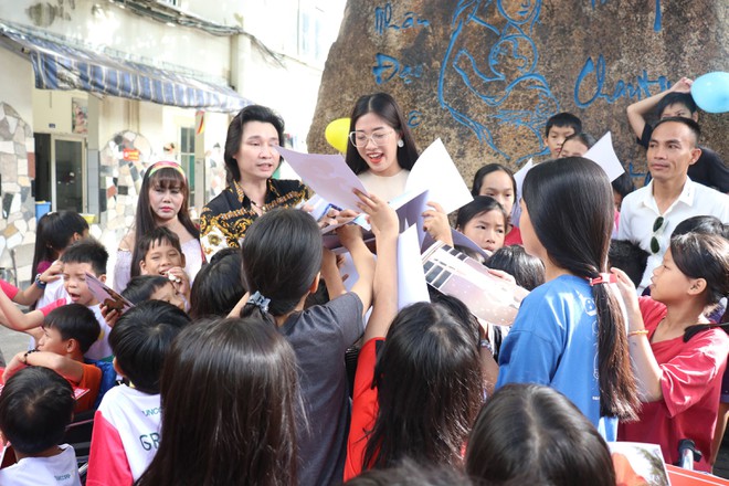 Các em nhỏ tại trung tâm nhân đạo Quê hương chữ ký Top 10 Hoa hậu Việt Nam 2020 Đặng Vân Ly 