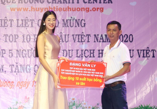 Top 10 Hoa hậu Việt Nam 2020 Đặng Vân Ly trao học bổng tượng trưng cho đại diện Trung tâm Nhân đạo Quê Hương
