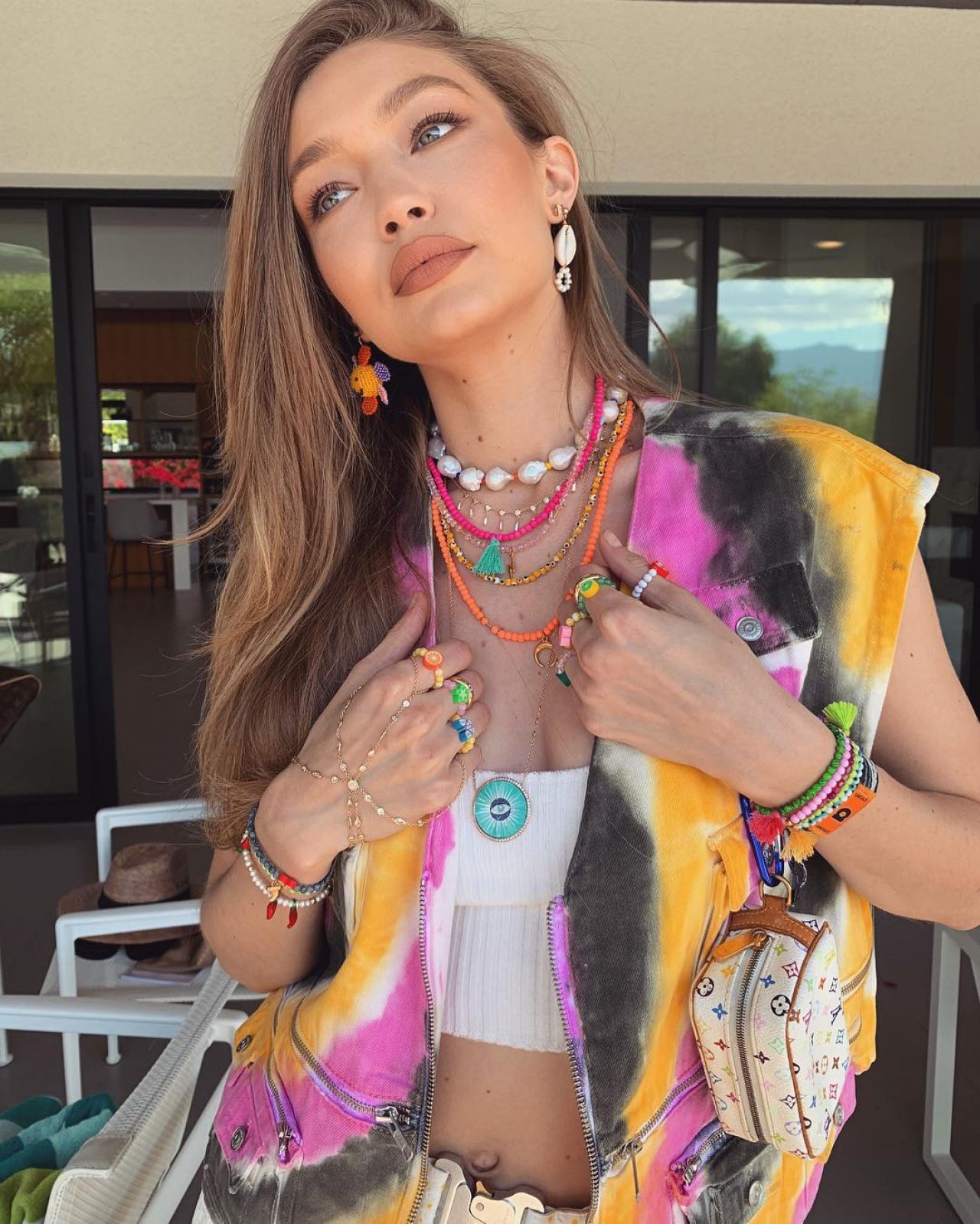 Siêu mẫu Gigi Hadid xuất hiện nổi bật tại Coachella 2019 với bộ trang phục tie-dye và nhiều lớp vòng cổ, vòng tay đa sắc màu. (Ảnh: Celeb Private)