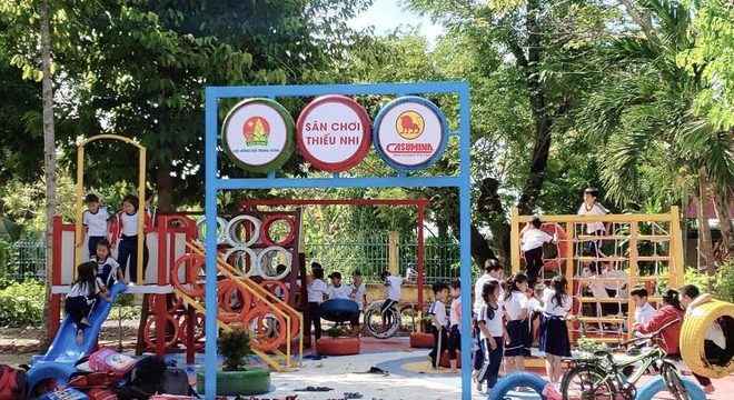 Sân chơi thiếu nhi Trường tiểu học Lý Thường Kiệt do Hội đồng Đội Trung ương vận động kinh phí 220 triệu đồng thực hiện