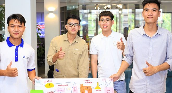 Nhật (bìa trái) cùng nhóm làm dầu diesel sinh học (biodiesel) từ nước thải sinh hoạt