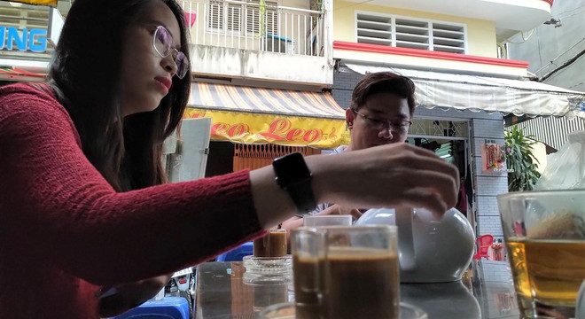 Sài Gòn se lạnh, giới trẻ có dịp tung tăng mặc áo ấm đi uống cà phê sáng