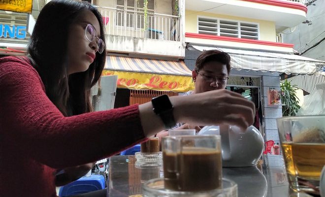 Sài Gòn se lạnh, giới trẻ có dịp tung tăng mặc áo ấm đi uống cà phê sáng