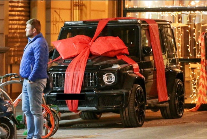 Nhân dịp sinh nhật thứ 35, Ronaldo được Georgina Rodriquez tặng xe G Wagon.